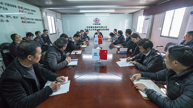 2：图为戴董事长在前锋国际广场三期指挥部召开安全会议.jpg